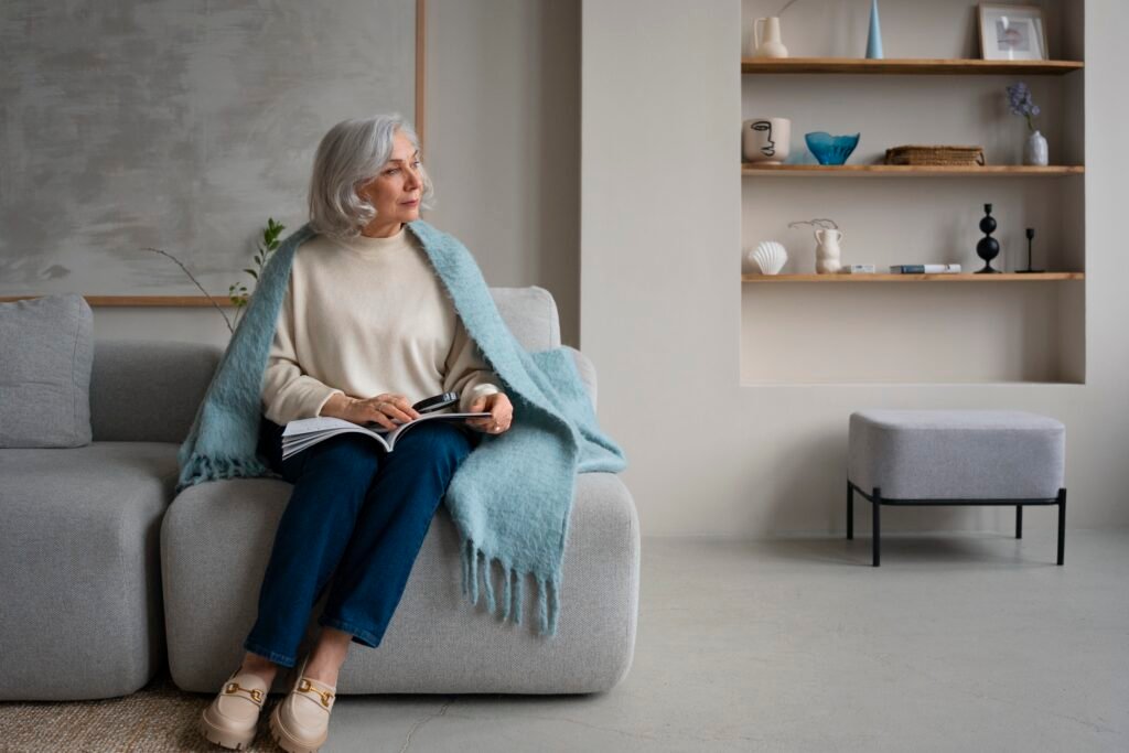 elderly-woman-reading-while-using-magnifying-glass elderly woman reading while using magnifying glass Warum uns wählen
